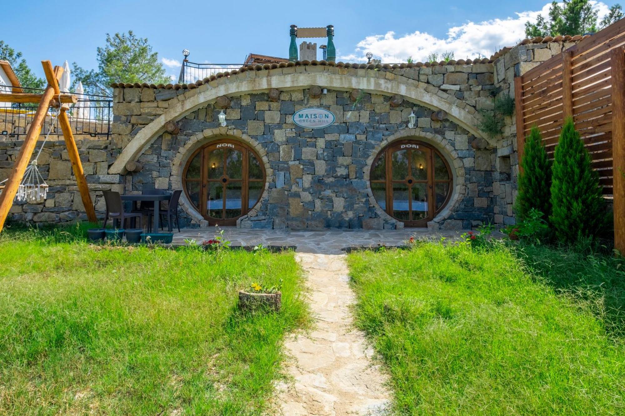Maison Hill Hobbit & Boutique Готель